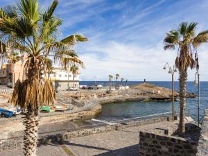una spiaggia con palme e l'oceano di Live La Jaca Rinconcito de Chicha a La Jaca