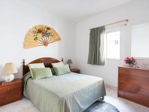 una camera da letto con un letto, un comò e una finestra di Live La Jaca Rinconcito de Chicha a La Jaca