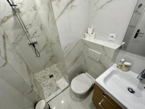 een witte badkamer met een toilet en een wastafel bij Palais du SOLEIL MONACO Terrasse & Parking in Beausoleil +37 foto's