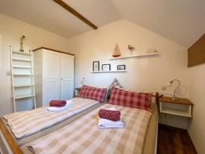 Giường trong phòng chung tại Ferienwohnung ChiemseeBlick