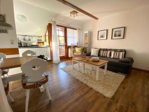 Khu vực ghế ngồi tại Ferienwohnung ChiemseeBlick