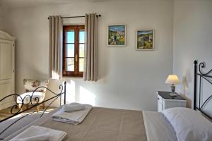 En eller flere senge i et værelse på Villa Anna by PosarelliVillas + 26 billeder