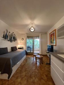 En eller flere senge i et værelse på Pied à terre - Port de Hyères + 17 billeder