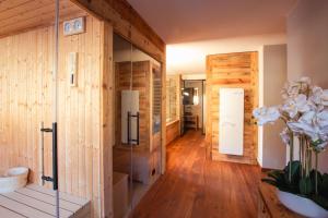 エトロウブレスにあるホテル ボー セジュールの木製パネルとガラスの壁の部屋 +79枚の写真