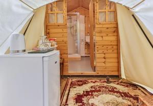una stanza con frigorifero e doccia in una tenda di Apple Blossom a Alkborough