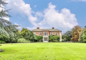 una grande casa con un grande prato di Apple Blossom a Alkborough