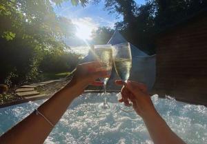 due persone che tengono in mano bicchieri di champagne su un tavolo di Apple Blossom a Alkborough Altre 11 foto