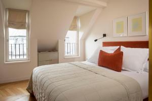 Una cama o camas en una habitación de Résidence Nell Paris