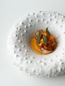 une assiette avec un dessert dessus dans l'établissement Housel Bay Hotel, à Lizard