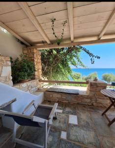 un patio con tavolo, sedie e vista sull'oceano di Sail in a Drios