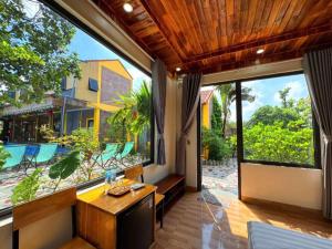 ein offenes Wohnzimmer mit Blick auf einen Pool in der Unterkunft Ninh Binh Royal Bungalow in Xuân Sơn
