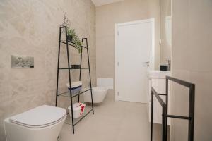 een badkamer met toilet en wastafel bij Sirius House in Guia +35 foto's