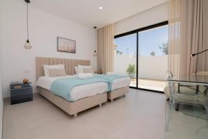 een slaapkamer met een bed en een groot raam bij Sirius House in Guia