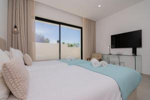 een slaapkamer met een groot bed met een groot raam bij Sirius House in Guia