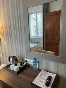 Habitación de hotel con mesa y espejo en Hotel Ajoncs d'Or, en Saint-Malo