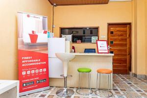 een winkel met een aanrecht met twee krukken bij RedDoorz near Kawah Putih Ciwidey in Bandung