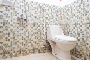 een badkamer met een toilet en een douche bij RedDoorz near Kawah Putih Ciwidey in Bandung