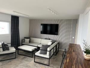 Una televisión o centro de entretenimiento en Renovated APT with panoramic view