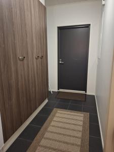 a hallway with a door and a rug and a door at Starvillas B201 in Kalajoki