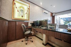 an office with a desk and a chair in a room at Kayalresidency in Gopichettipālaiyam