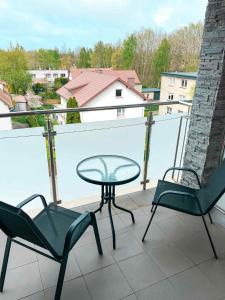 un patio con due sedie e un tavolo su un balcone di Apartament 301 Casa Bahia a Grzybowo