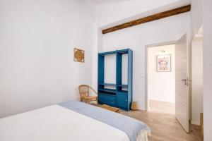 een slaapkamer met een bed en een blauwe deur bij Azinheira Villa - Grândola in Azinheira dos Barros +26 foto's