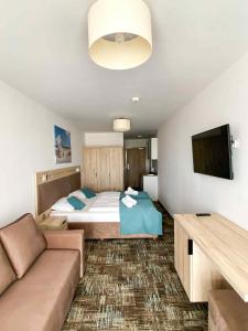 una camera d'albergo con un letto e un divano di Apartament 301 Casa Bahia a Grzybowo