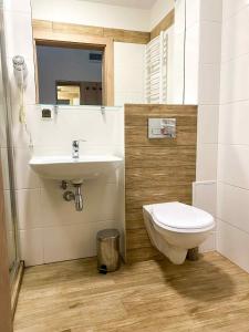 un bagno con lavandino e WC di Apartament 301 Casa Bahia a Grzybowo Altre 23 foto