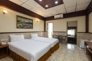 Postel nebo postele na pokoji v ubytování Kata Palace Phuket Hotel