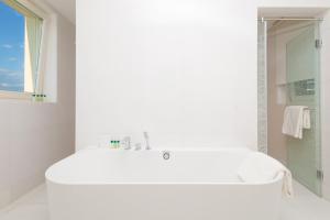 un bagno bianco con lavandino e specchio di Lusso Mare Istria Luxury Beach villa a Savudrija