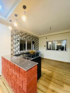 eine Küche mit einer Insel in einem Zimmer in der Unterkunft Shubharambha Luxury Resort in Nagaon + 5 Fotos