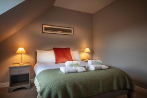 Postel nebo postele na pokoji v ubytování Dunvegan Castle The Farmhouse Cottage