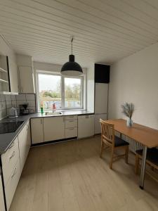 Kuchyň nebo kuchyňský kout v ubytování Private Rooms-Shared kitchen&bathroom- No host on site