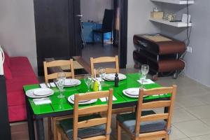 Χώρος καθιστικού στο 2br-7 Guests-Free Parking-Pool-AirCon