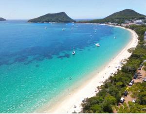 een luchtfoto van een strand met boten in het water bij Saltbush Retreat in Nelson Bay