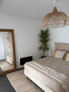 een slaapkamer met een groot bed en een spiegel bij Casa Mila in Lajares +17 foto's