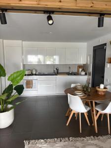 een keuken met een houten tafel en witte kasten bij Casa Mila in Lajares