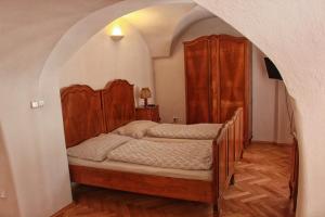 سرير أو أسرّة في غرفة في Penzion Bohemia