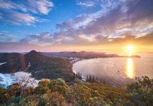 een luchtzicht op een meer met zonsondergang bij Saltbush Retreat in Nelson Bay +2 foto's