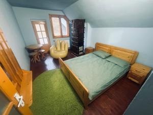 une vue aérienne d'une chambre avec un lit et un tapis dans l'établissement Cabana Valea Lungă, à Telcişor