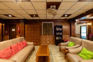 Posezení v ubytování Kata Palace Phuket Hotel