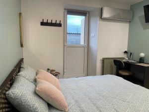 En eller flere senge i et værelse på Studio