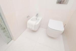 un bagno bianco con un water e un lavandino di Lusso Mare Istria Luxury Beach villa a Savudrija