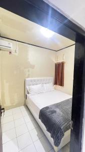 a bedroom with a bed in a room at sarisare homestay 2BR in Bulakbenda