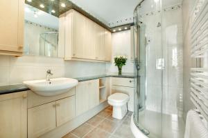 een badkamer met een wastafel, een toilet en een douche bij 4 Bed in Croyde oc-windy1 in Croyde