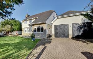 een groot wit huis met een garage bij 4 Bed in Croyde oc-windy1 in Croyde