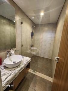 Phòng tắm tại Majestic Canal View 2Bhk 6pax