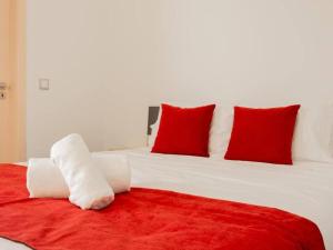 Giường trong phòng chung tại Skyline Villas Room