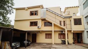 un bâtiment avec une voiture garée devant dans l'établissement Otimo apto c WiFi, ar-condicionado e garagem, à Uruguaiana