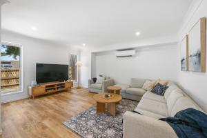 Et tv og/eller underholdning på Two Queen BR - Modern & Moments from the city!